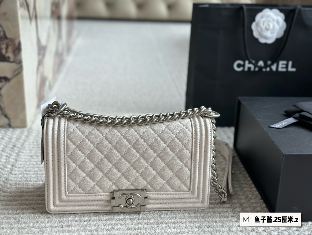 C-L Made of sheepskin, acrylic is at the forefront of the trend.