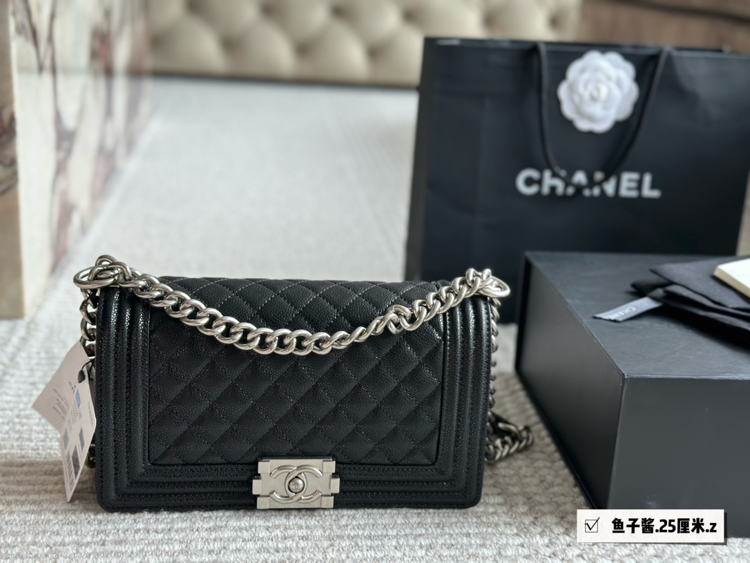 C-L Made of sheepskin, acrylic is at the forefront of the trend.