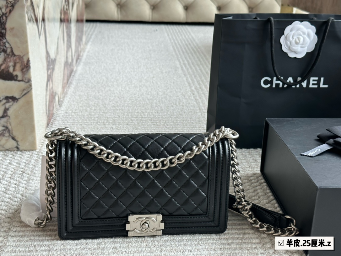 C-L Made of sheepskin, acrylic is at the forefront of the trend.