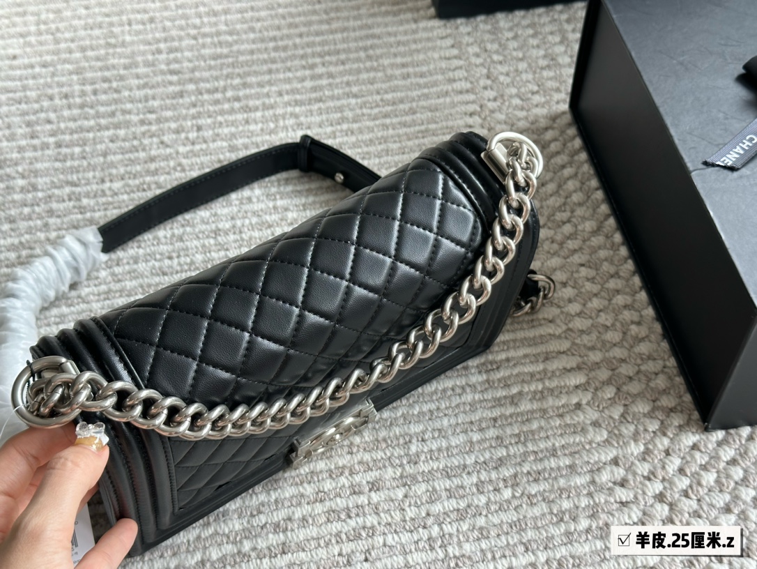 C-L Made of sheepskin, acrylic is at the forefront of the trend.