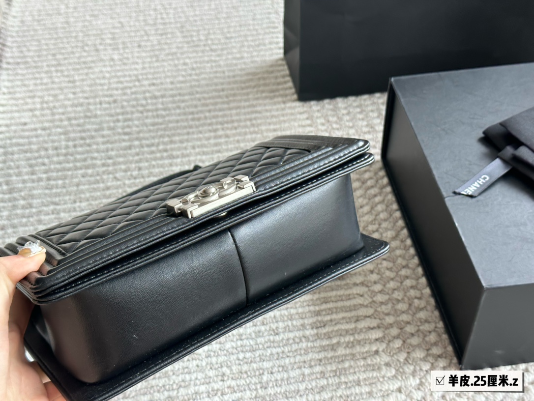 C-L Made of sheepskin, acrylic is at the forefront of the trend.