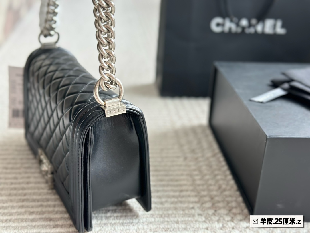 C-L Made of sheepskin, acrylic is at the forefront of the trend.