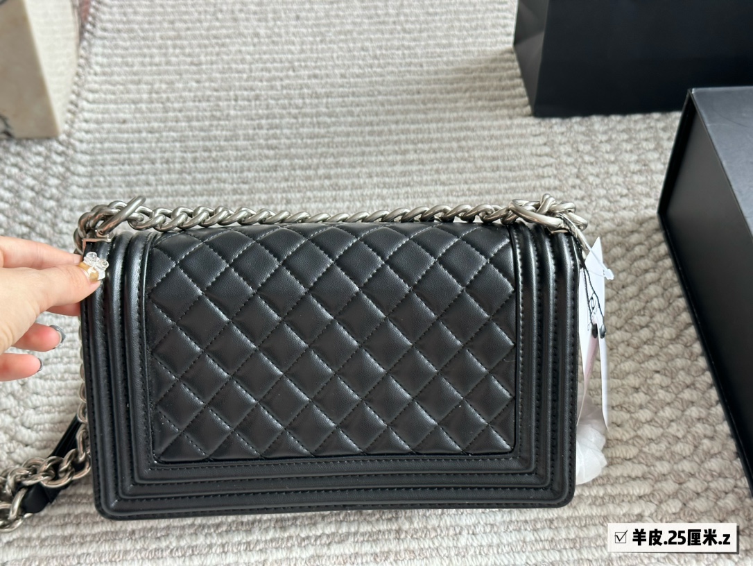 C-L Made of sheepskin, acrylic is at the forefront of the trend.