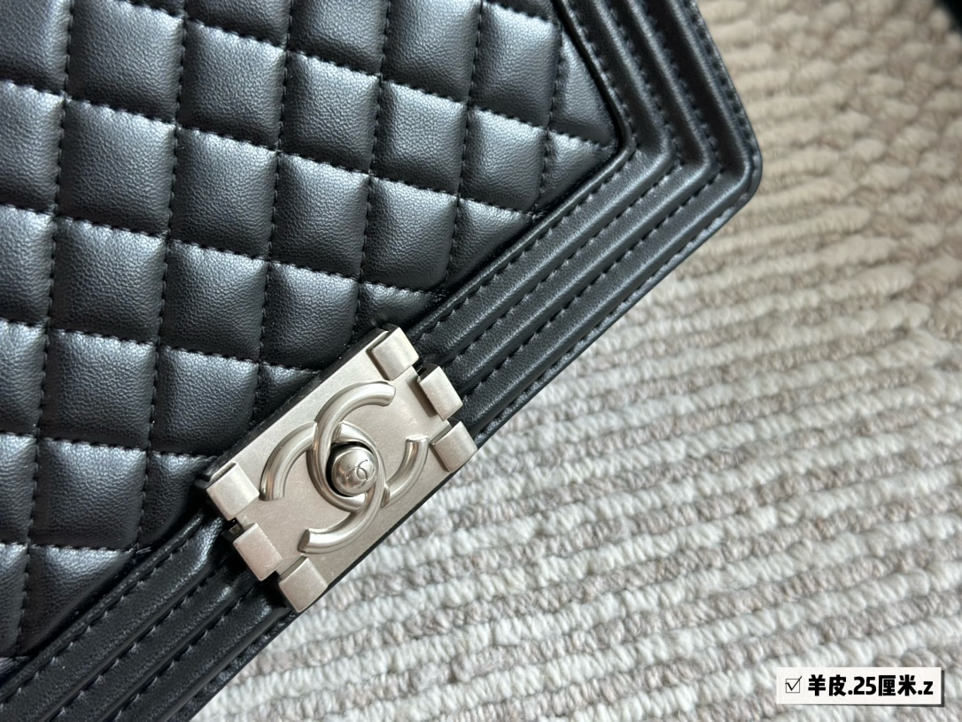 C-L Made of sheepskin, acrylic is at the forefront of the trend.