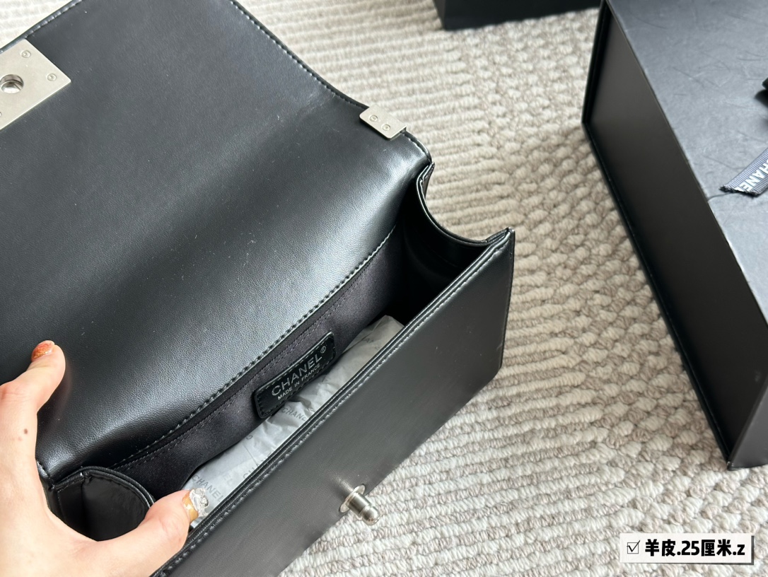 C-L Made of sheepskin, acrylic is at the forefront of the trend.