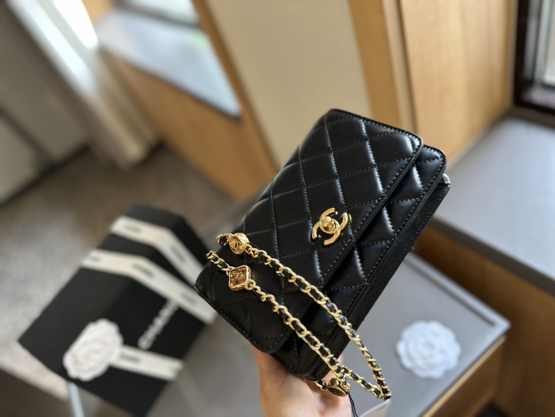 C-L Design of knob buckle for 24A gemstone chain woc fortune bag