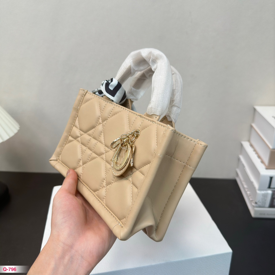 D-R Essential Mini Tote oversized rattan check quilting.