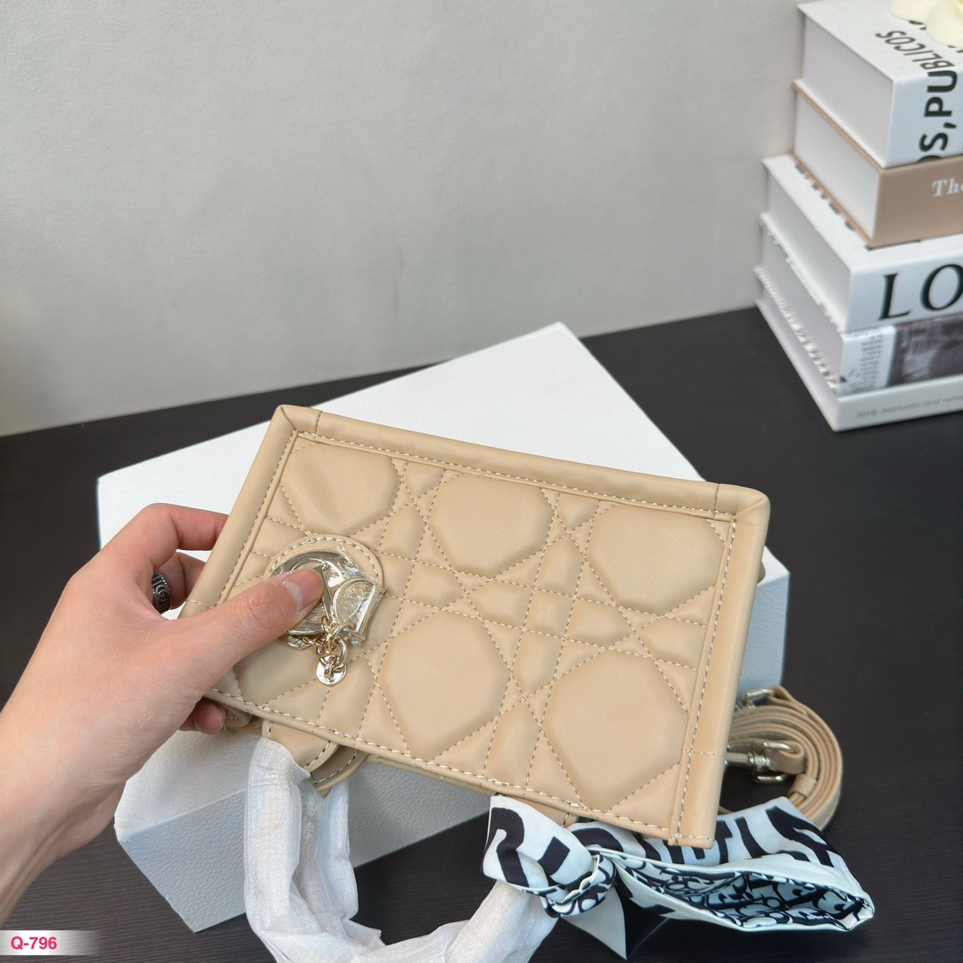 D-R Essential Mini Tote oversized rattan check quilting.