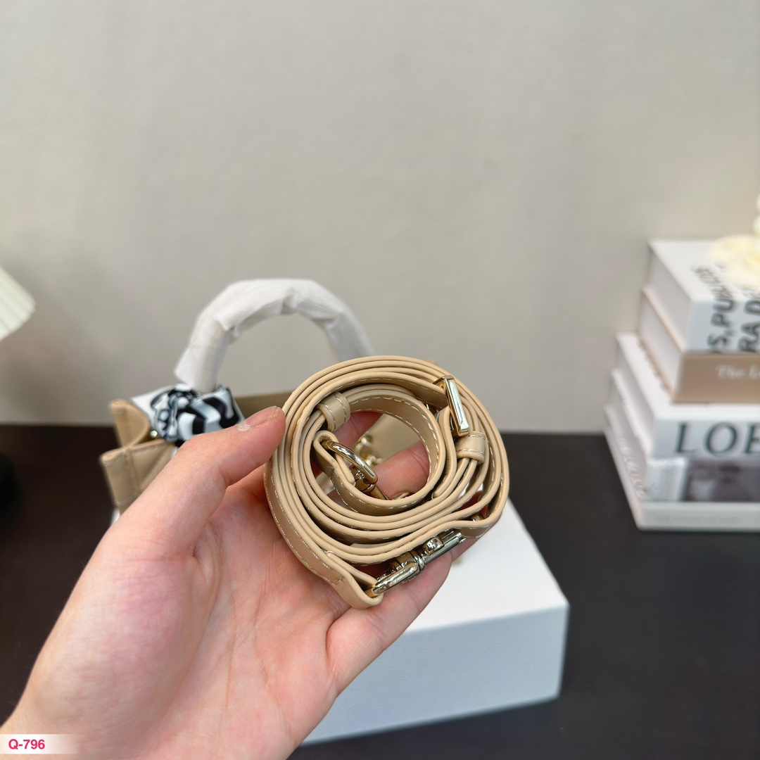 D-R Essential Mini Tote oversized rattan check quilting.