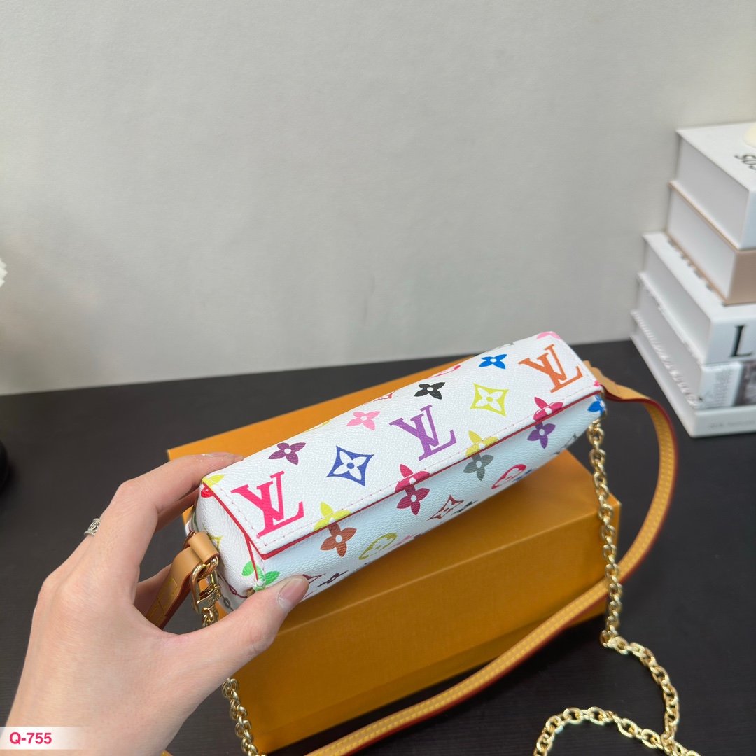 L-V The white tri-color suitcase bag has a very high texture. This bag is simply love.