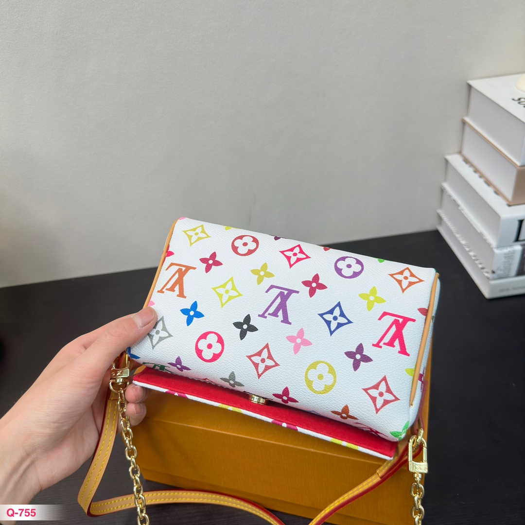 L-V The white tri-color suitcase bag has a very high texture. This bag is simply love.