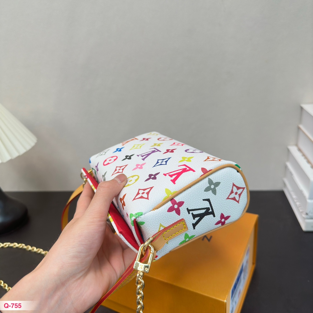 L-V The white tri-color suitcase bag has a very high texture. This bag is simply love.