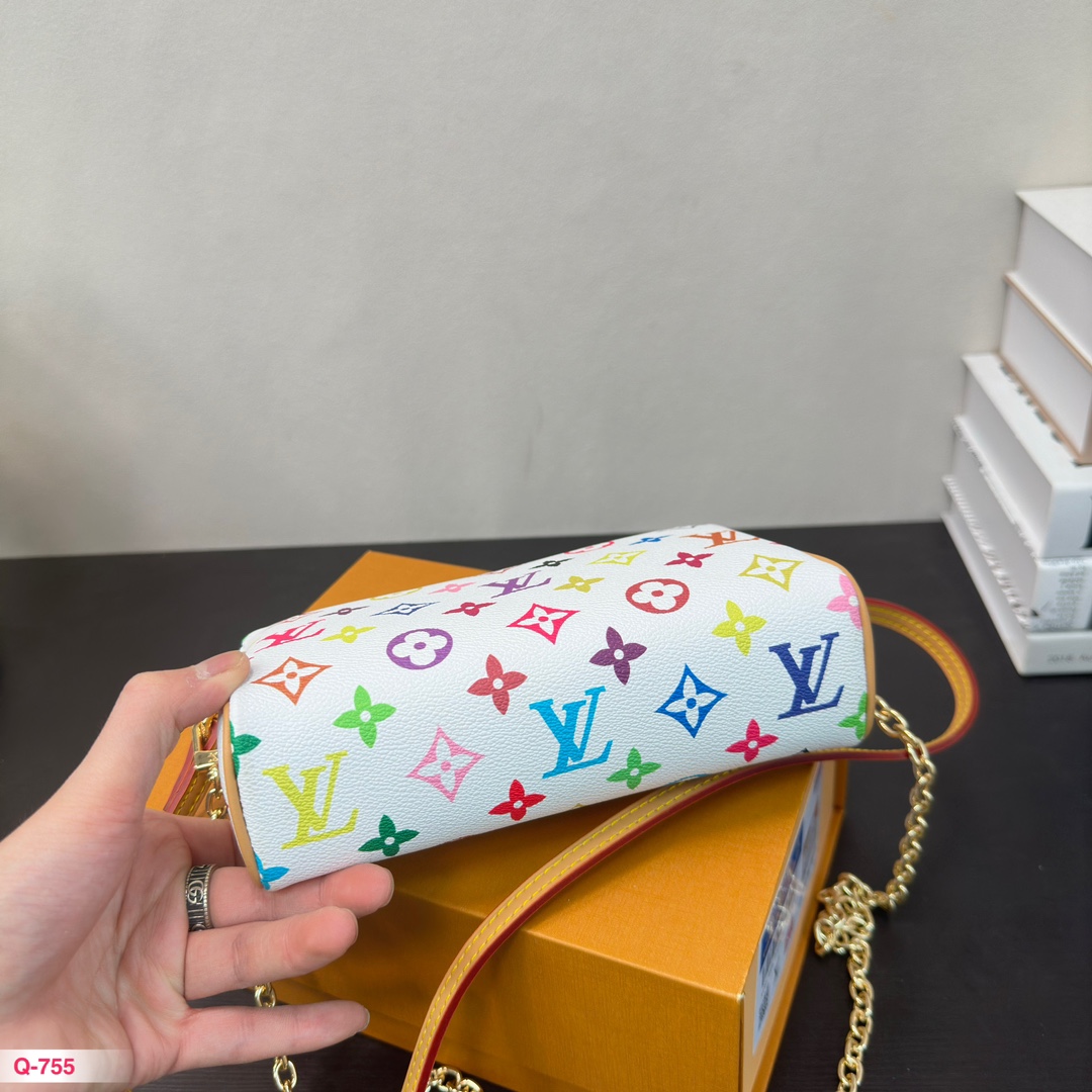 L-V The white tri-color suitcase bag has a very high texture. This bag is simply love.