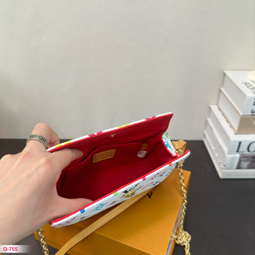 L-V The white tri-color suitcase bag has a very high texture. This bag is simply love.