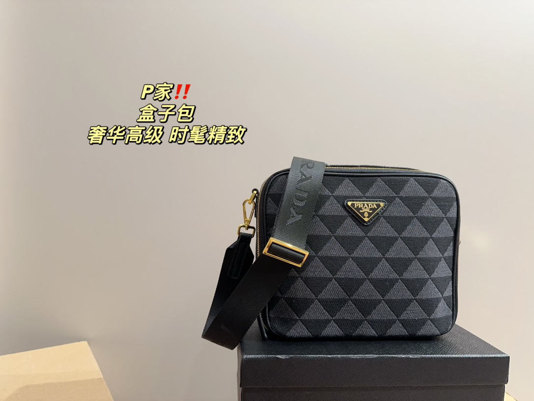 P-A The box bag is full of retro elegance and high sense.