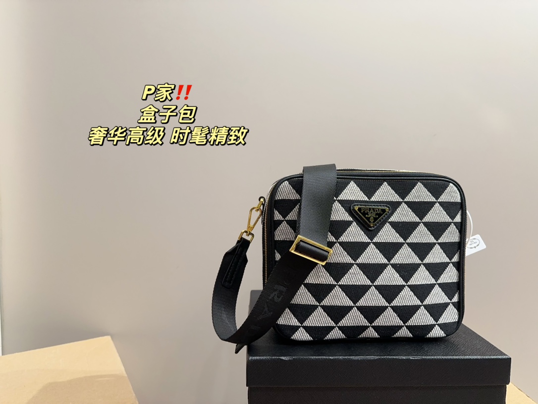 P-A The box bag is full of retro elegance and high sense.