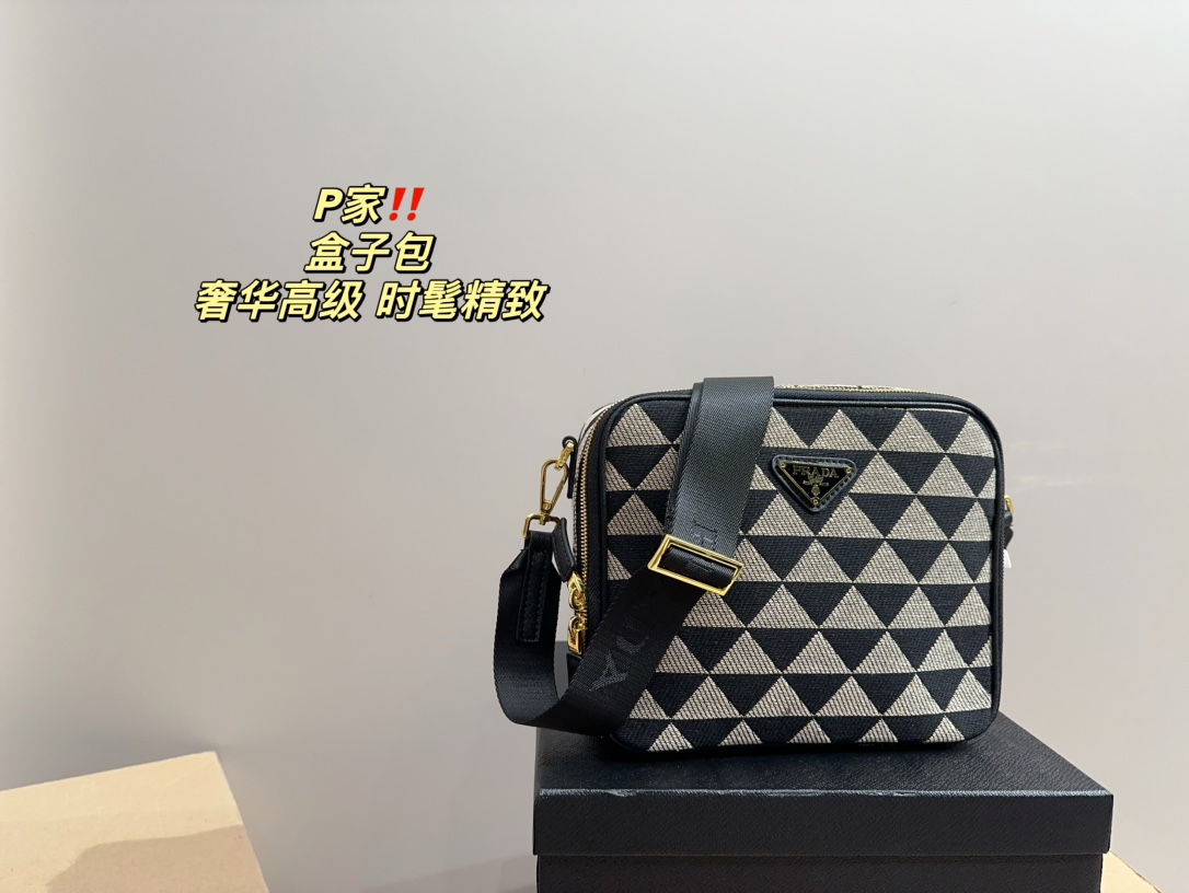 P-A The box bag is full of retro elegance and high sense.