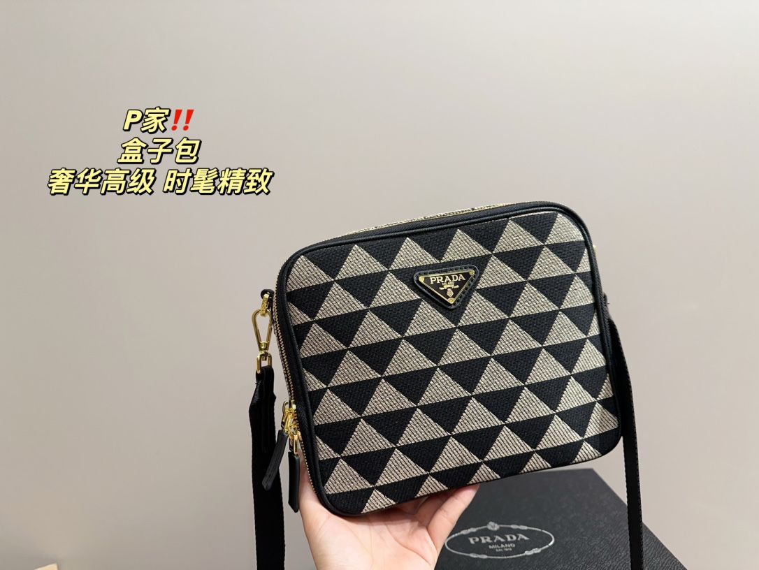 P-A The box bag is full of retro elegance and high sense.