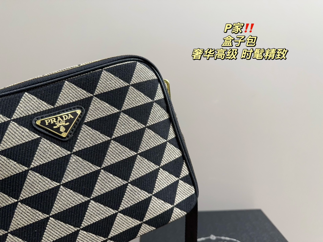 P-A The box bag is full of retro elegance and high sense.