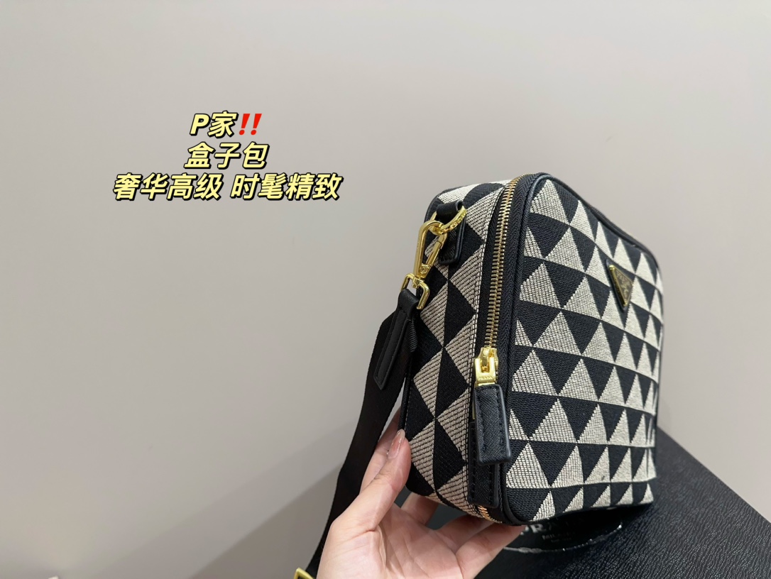 P-A The box bag is full of retro elegance and high sense.