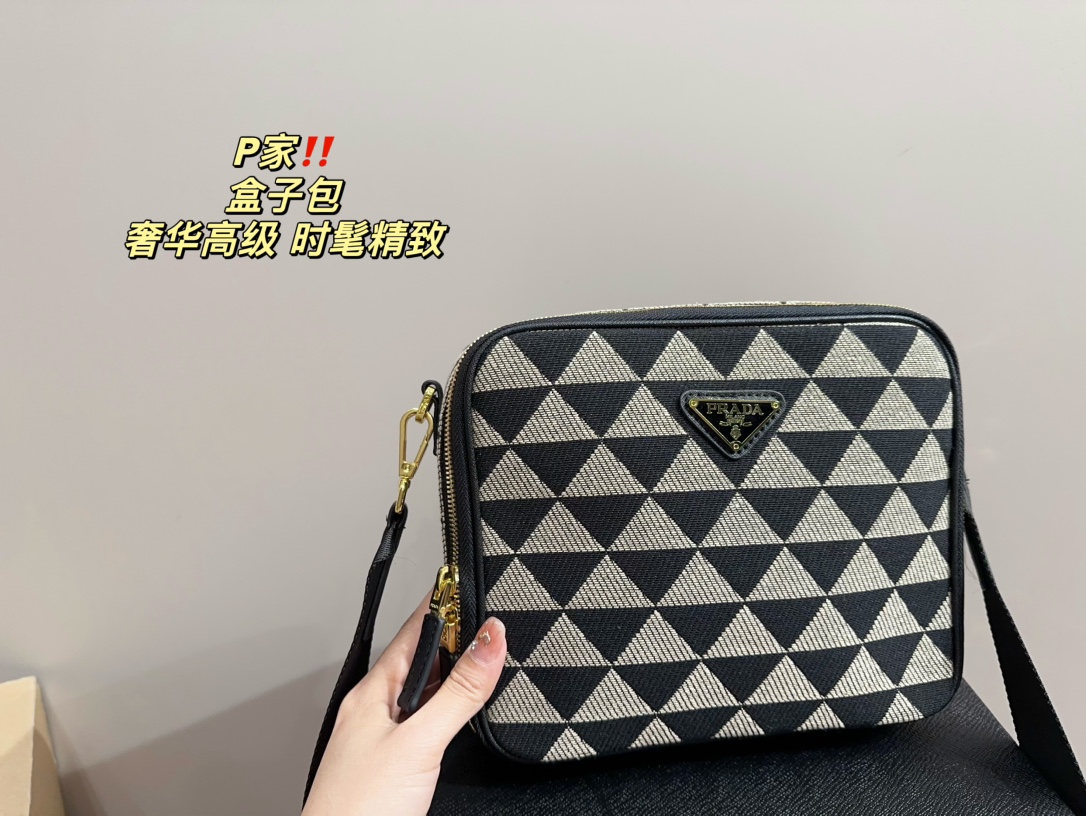 P-A The box bag is full of retro elegance and high sense.