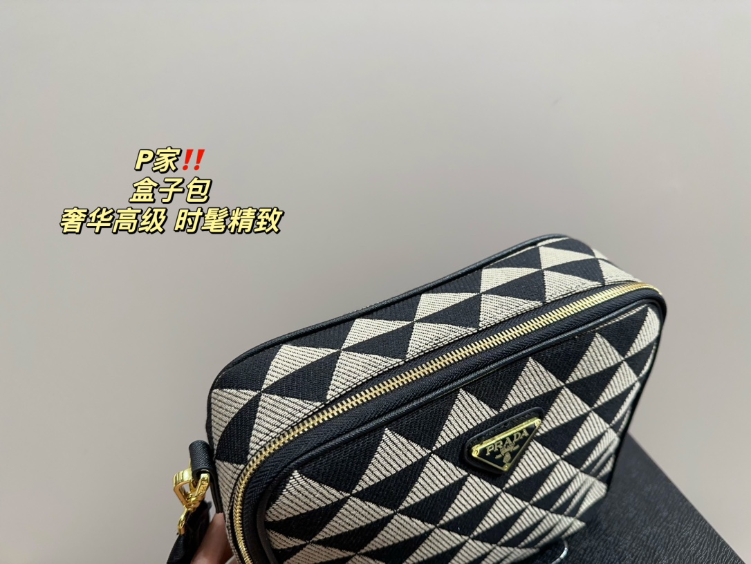 P-A The box bag is full of retro elegance and high sense.