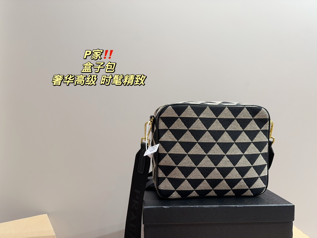 P-A The box bag is full of retro elegance and high sense.