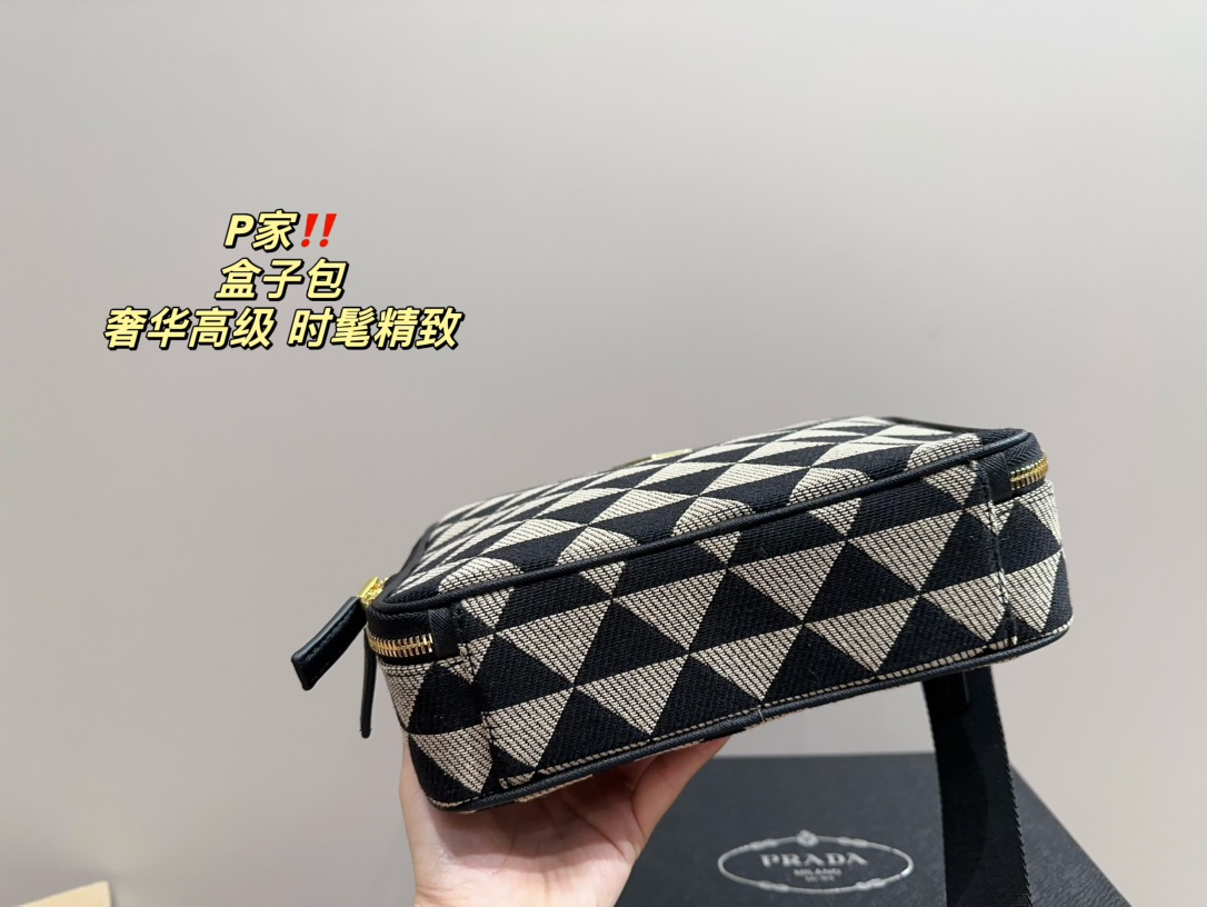 P-A The box bag is full of retro elegance and high sense.