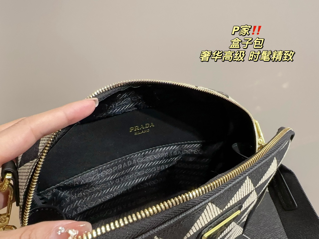 P-A The box bag is full of retro elegance and high sense.