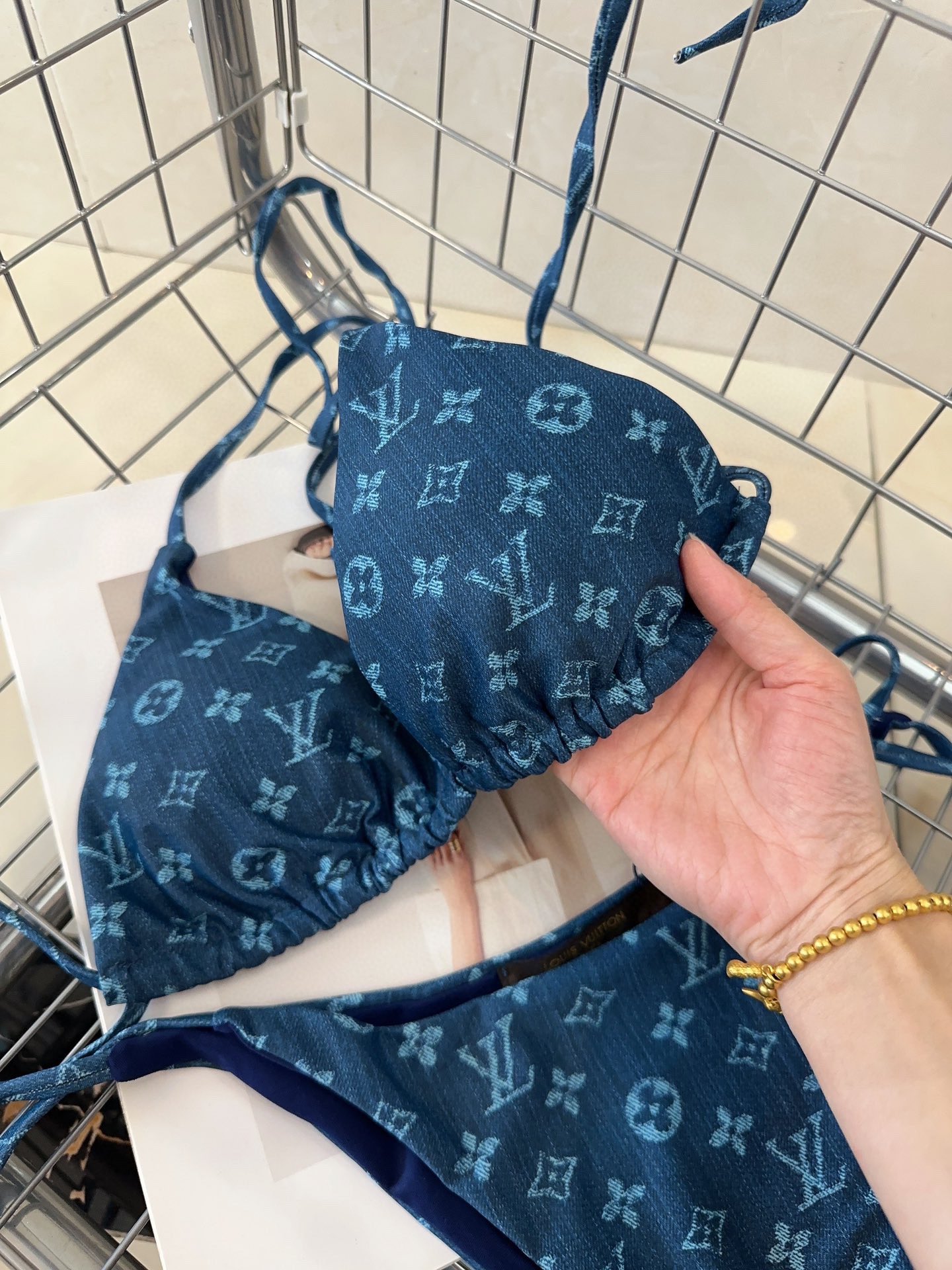 L-V Swimsuit fashion hipster must! The real thing is super beautiful! It's super good to take pictures on a seaside holiday.