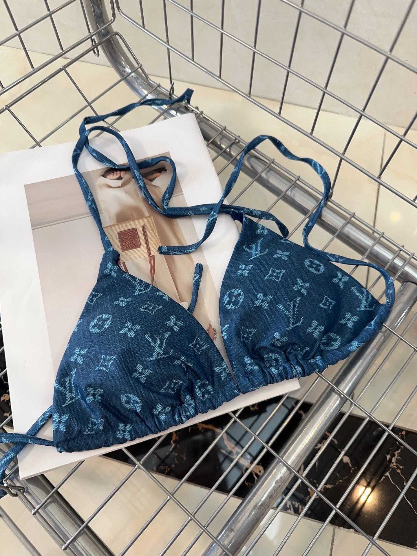 L-V Swimsuit fashion hipster must! The real thing is super beautiful! It's super good to take pictures on a seaside holiday.