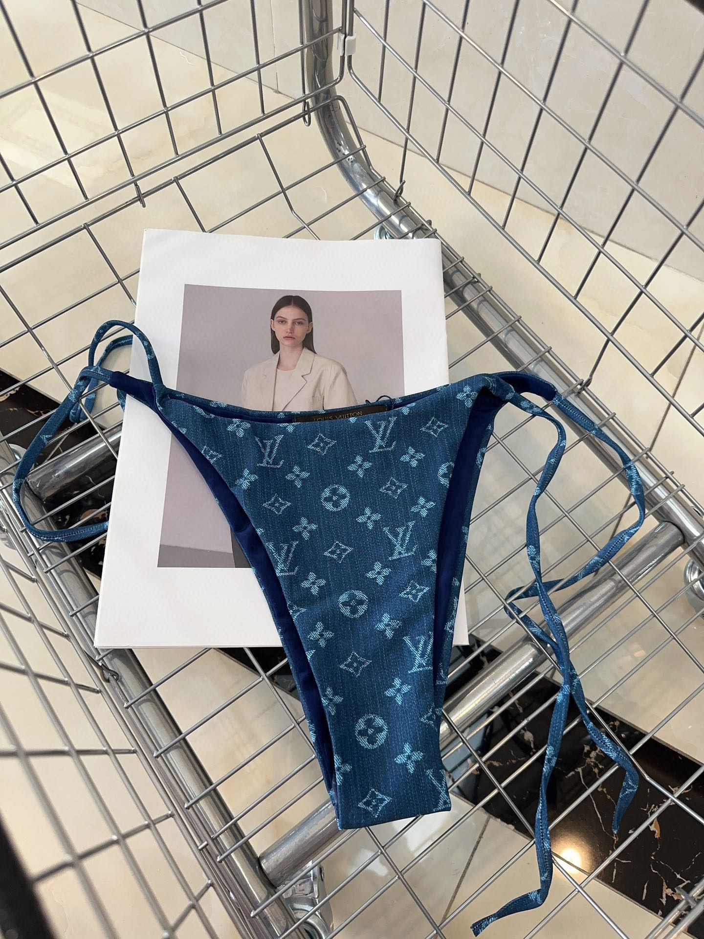 L-V Swimsuit fashion hipster must! The real thing is super beautiful! It's super good to take pictures on a seaside holiday.