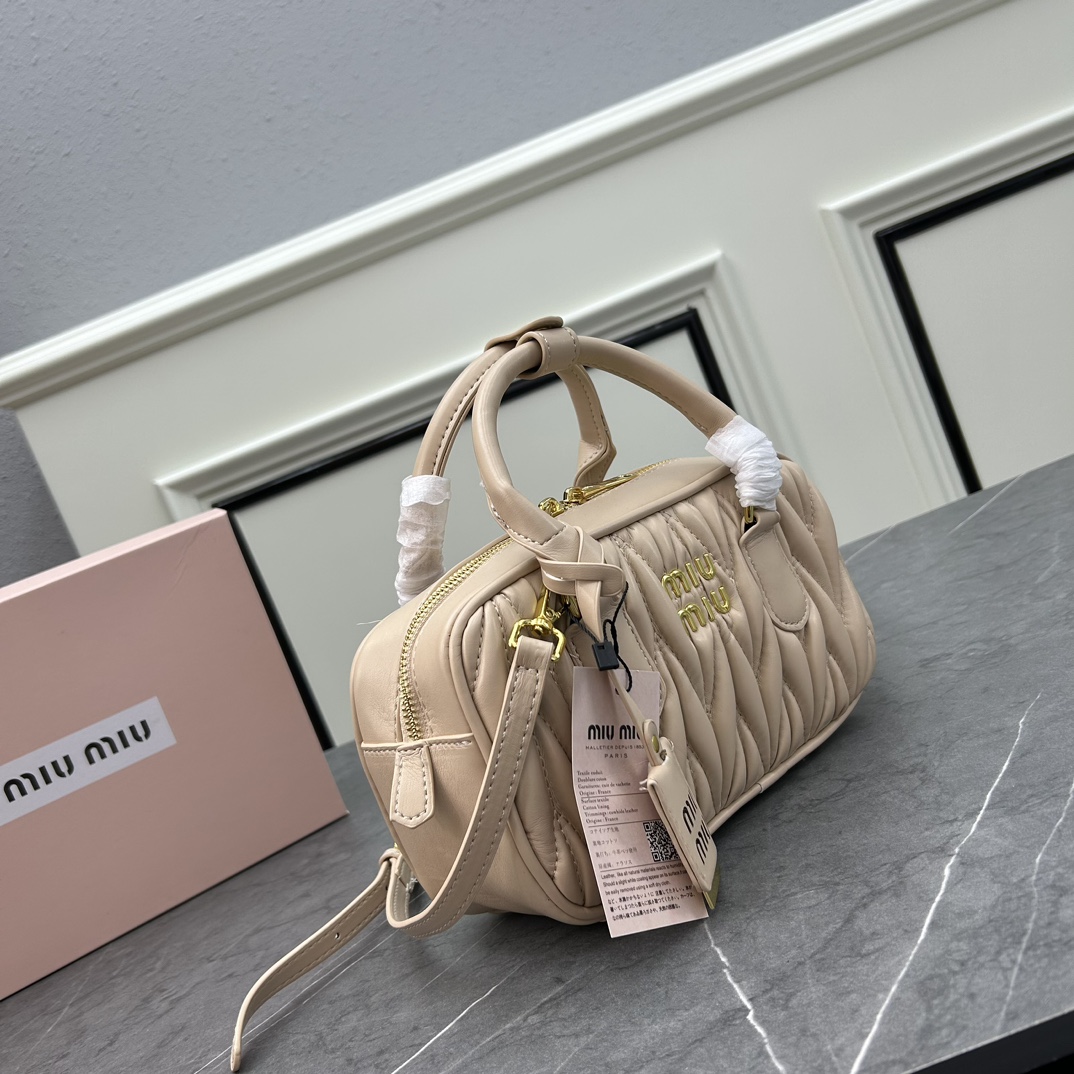 MIU This bowling bag is so cute! Super versatile