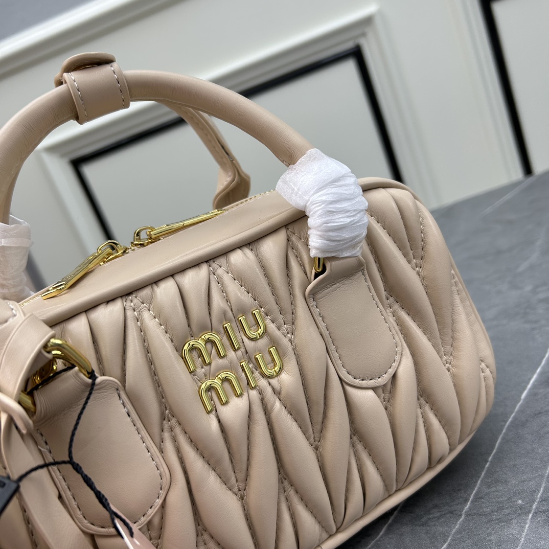 MIU This bowling bag is so cute! Super versatile