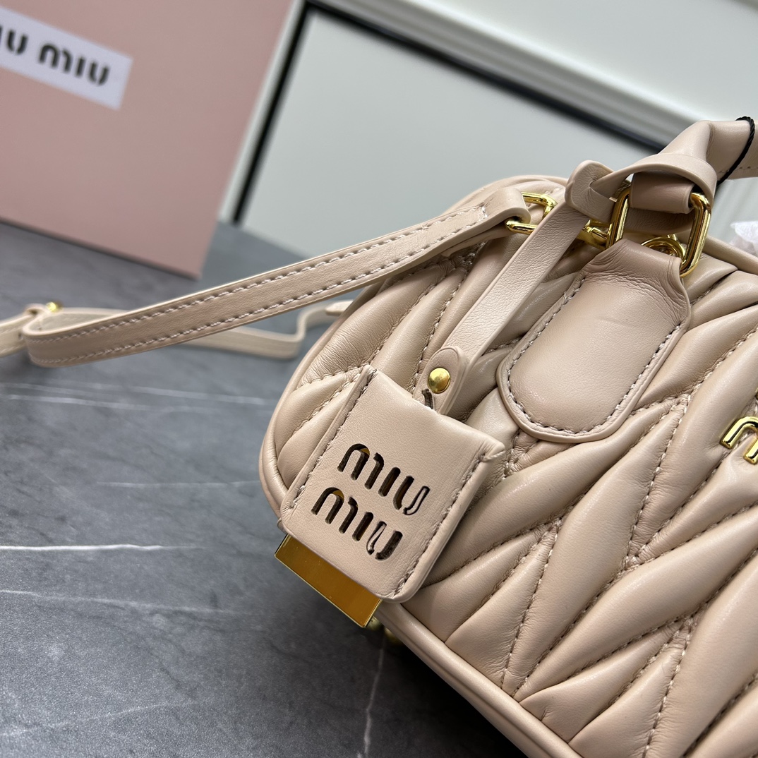MIU This bowling bag is so cute! Super versatile