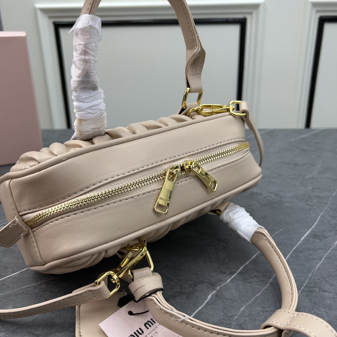 MIU This bowling bag is so cute! Super versatile