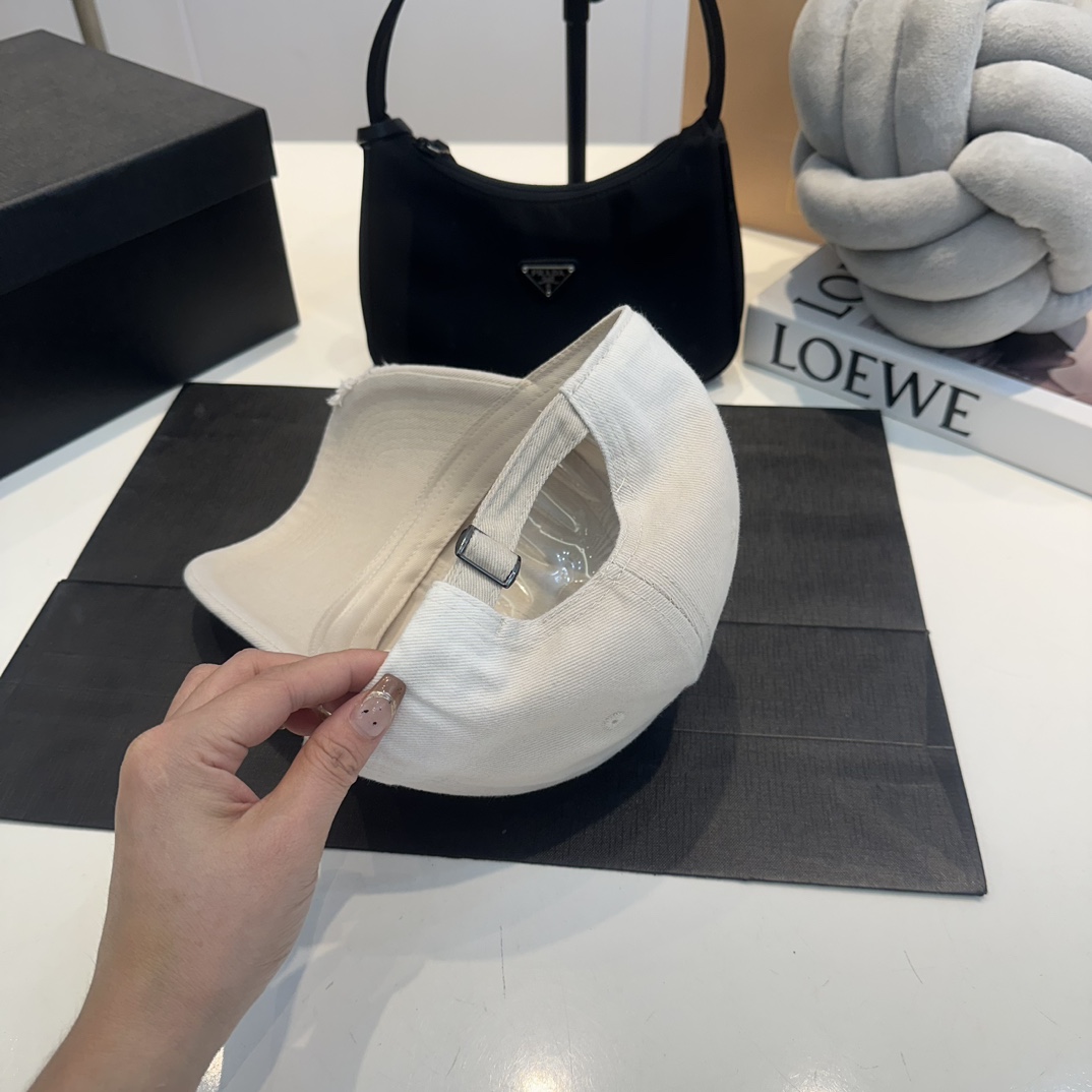 Explosive baC-E seball cap Embroidered cotton four seasons baseball cap, the cap shape is great. It is crisp and stylish, and the face shape is excellent.