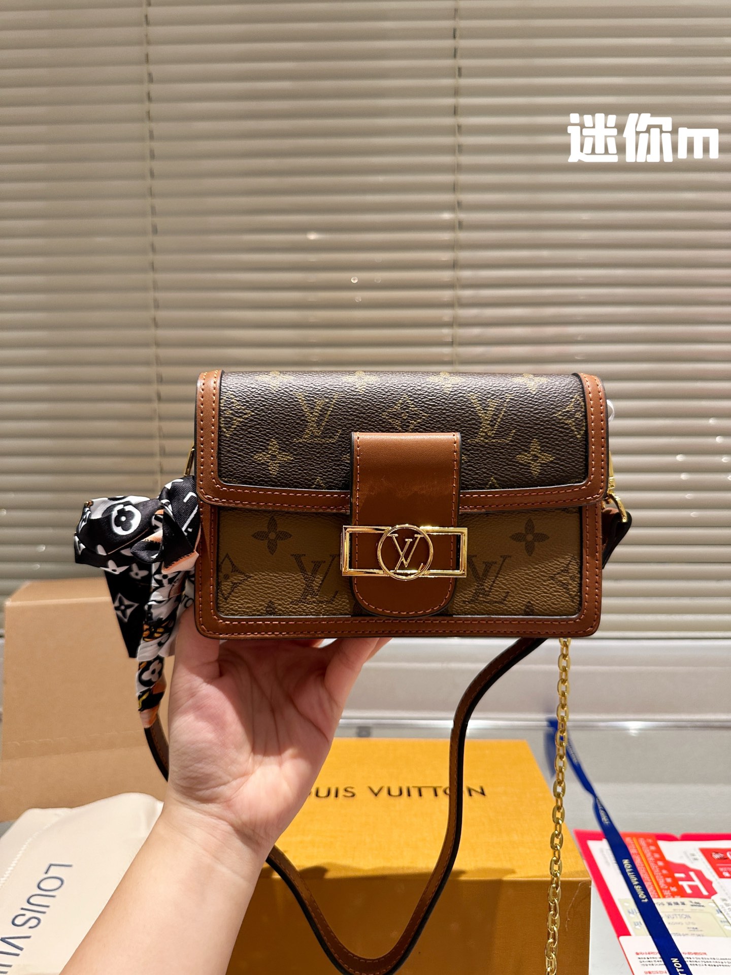 L-V Daphne with chain shoulder strap