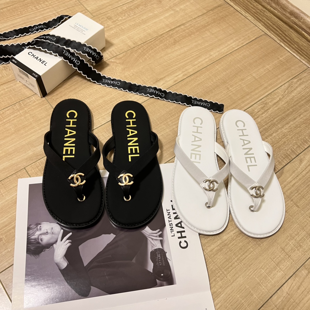 C-L C-buckle flip-flops in early summer