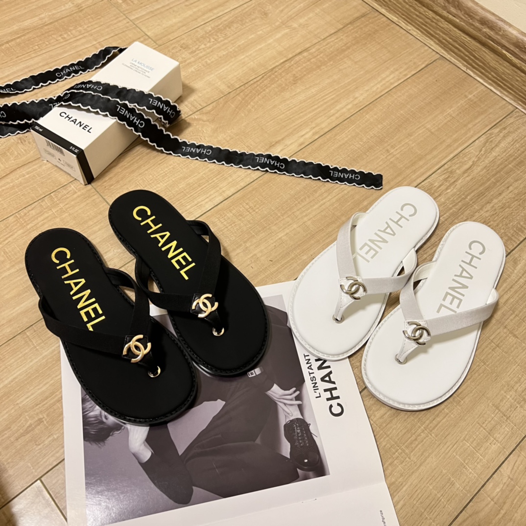 C-L C-buckle flip-flops in early summer