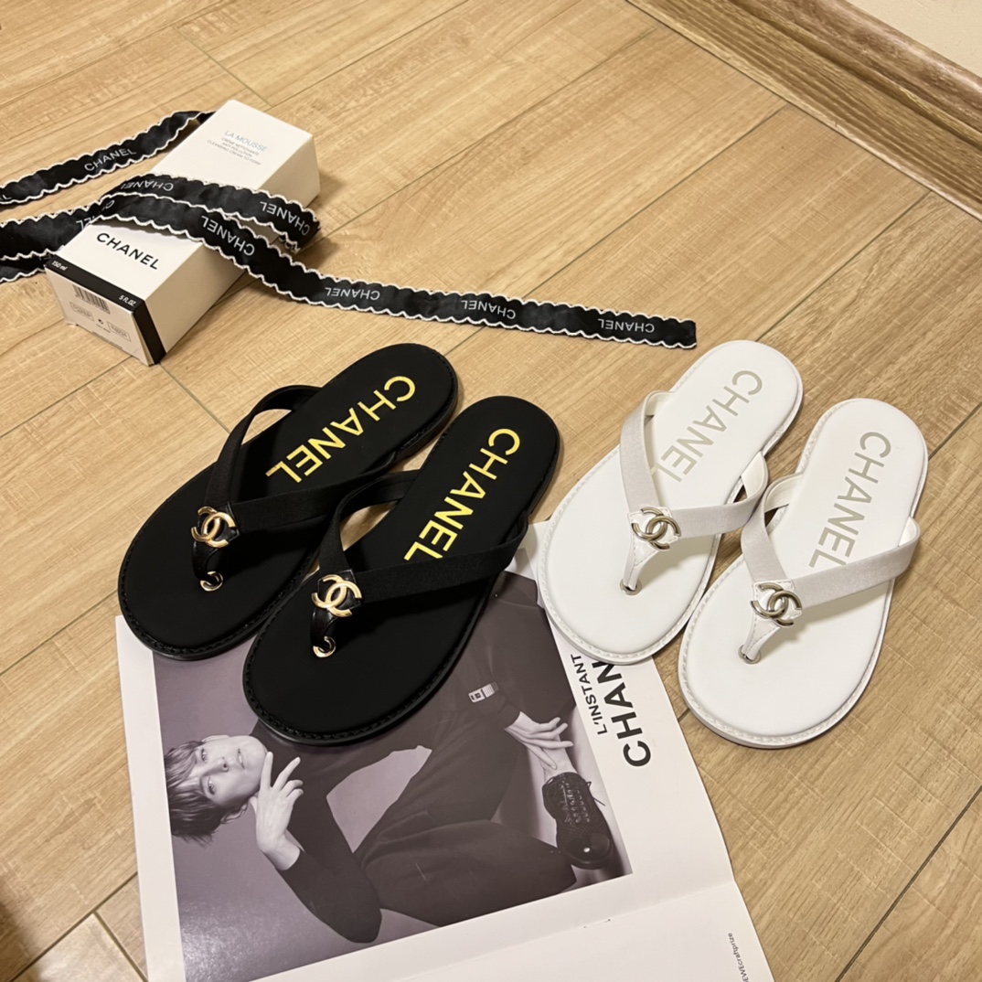 C-L C-buckle flip-flops in early summer