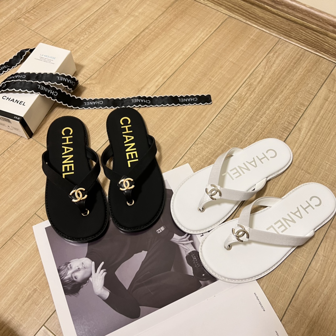 C-L C-buckle flip-flops in early summer