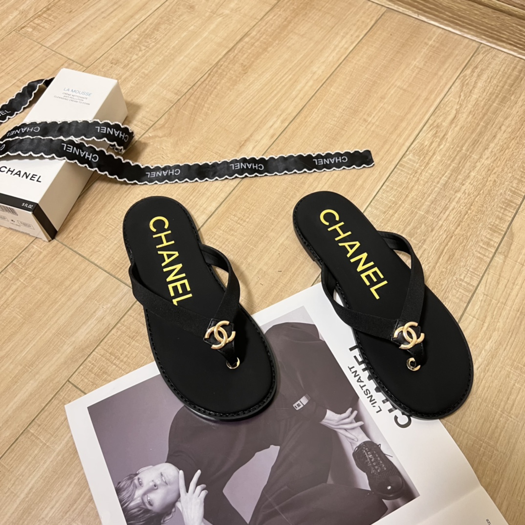 C-L C-buckle flip-flops in early summer