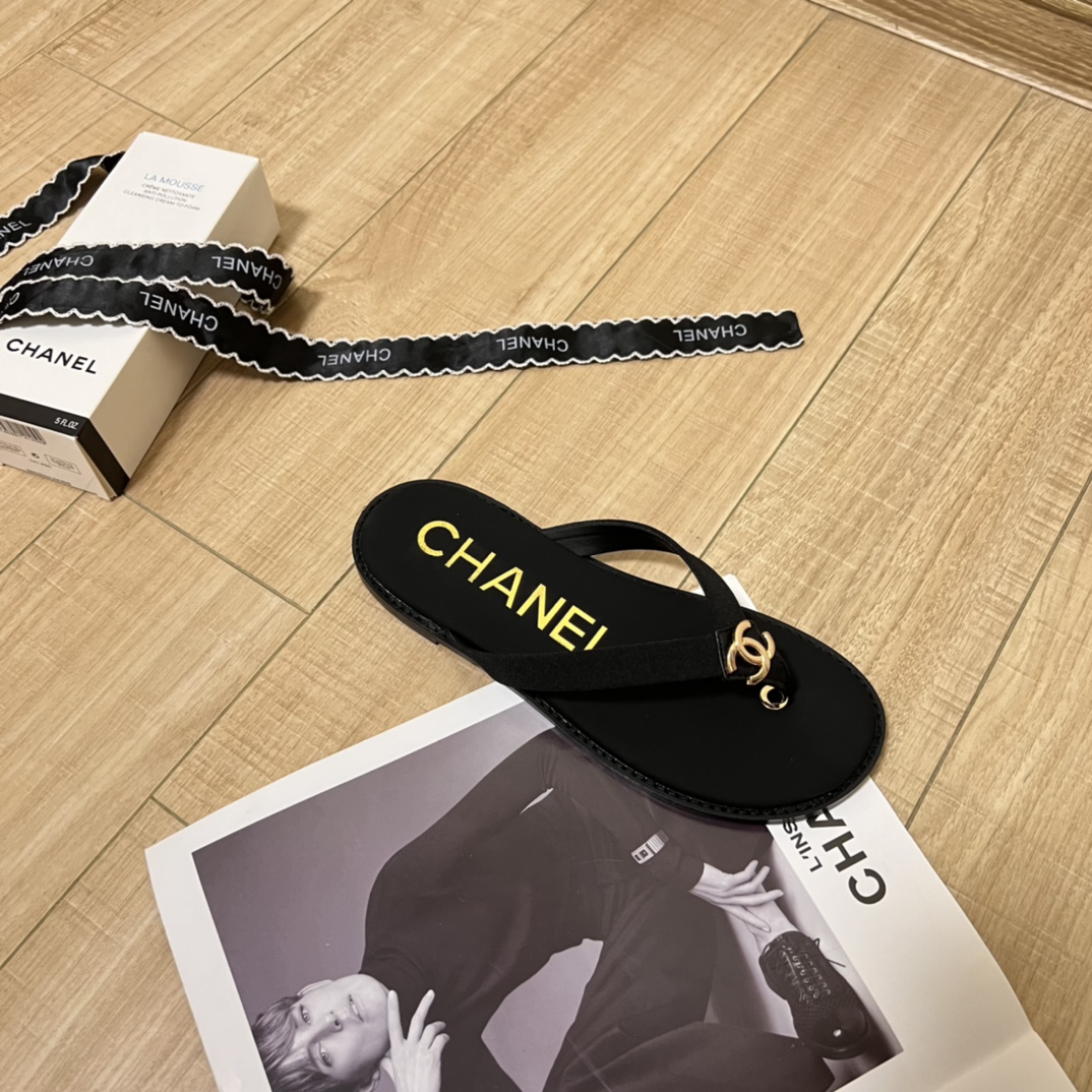 C-L C-buckle flip-flops in early summer