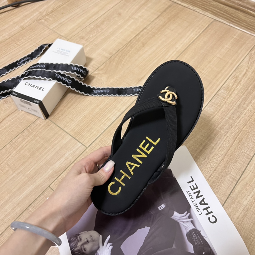 C-L C-buckle flip-flops in early summer