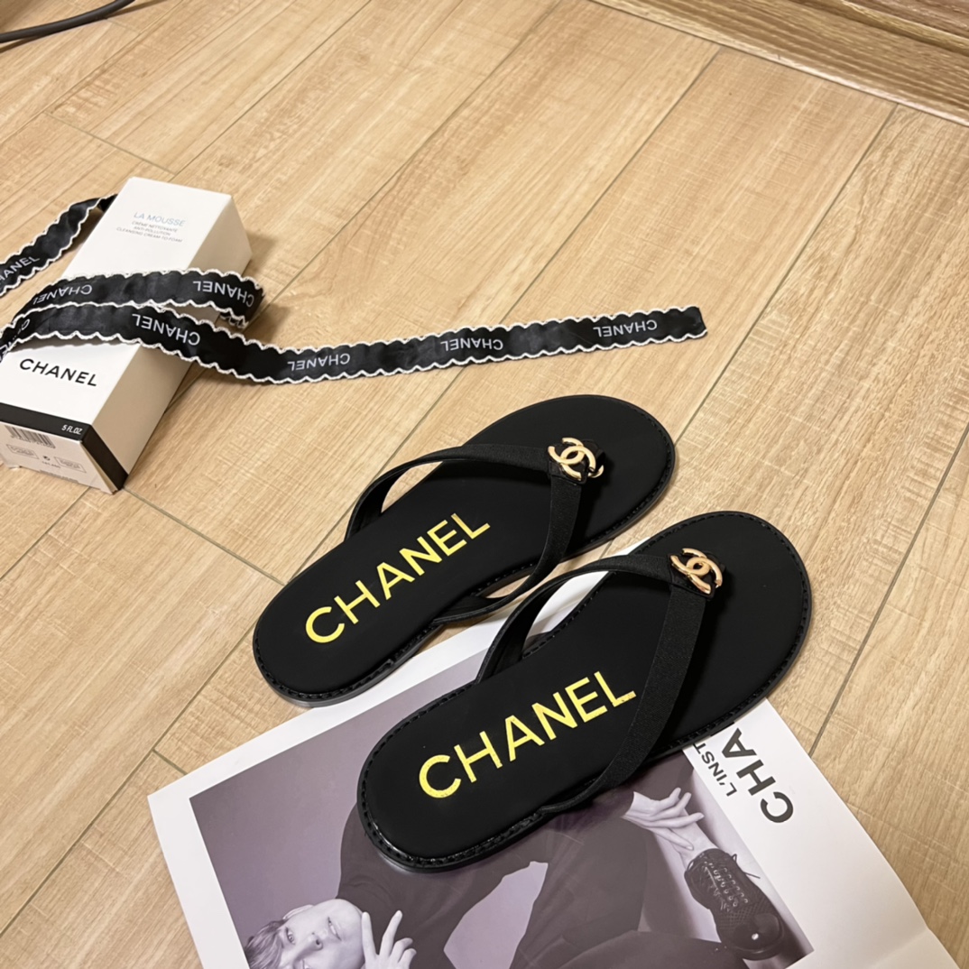 C-L C-buckle flip-flops in early summer