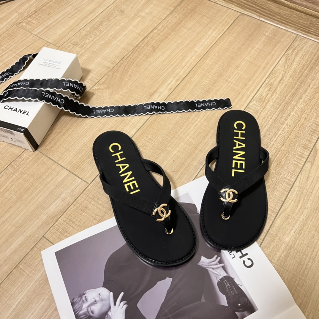 C-L C-buckle flip-flops in early summer