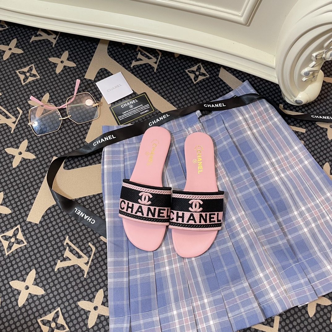 C-L Embroidered letter slippers