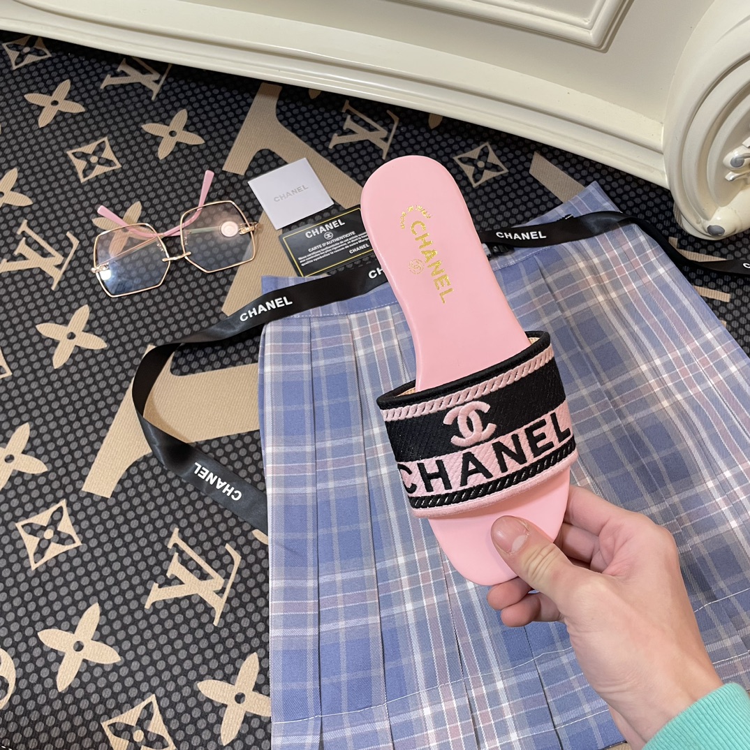 C-L Embroidered letter slippers