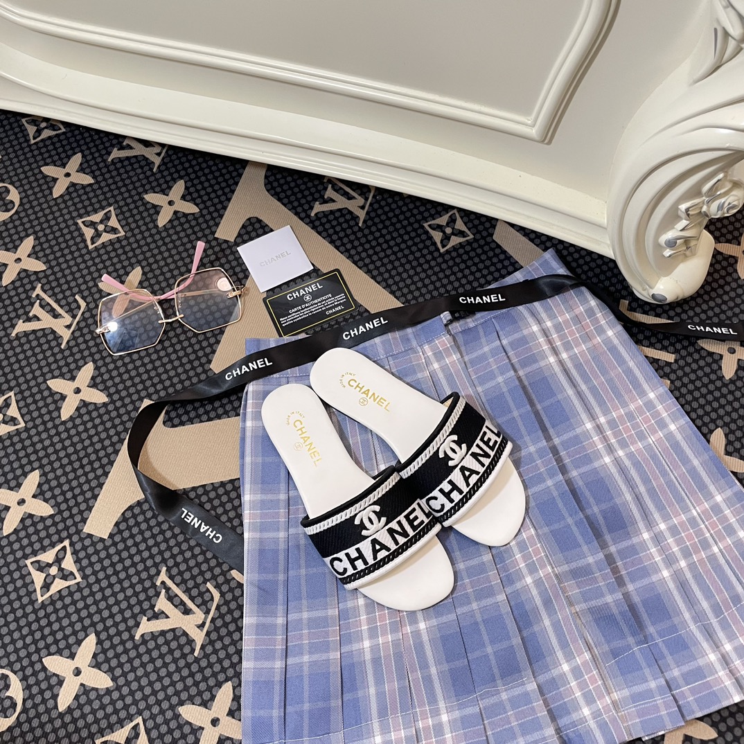 C-L Embroidered letter slippers